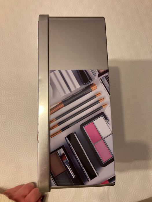 Caixa de metal para arrumação