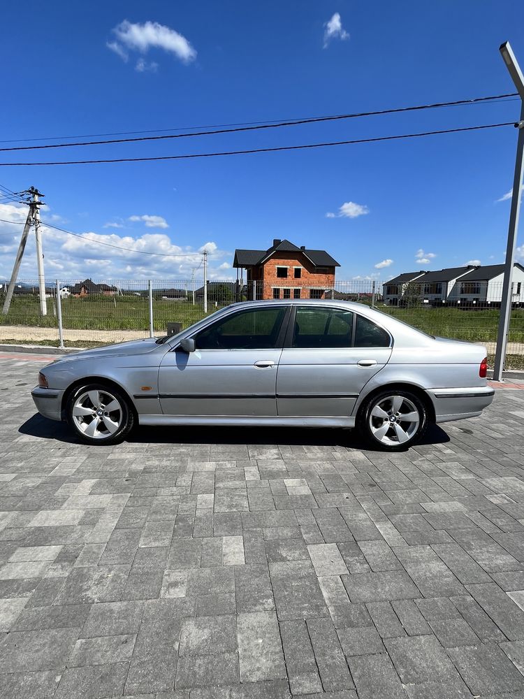 Автомобіль BMW E39