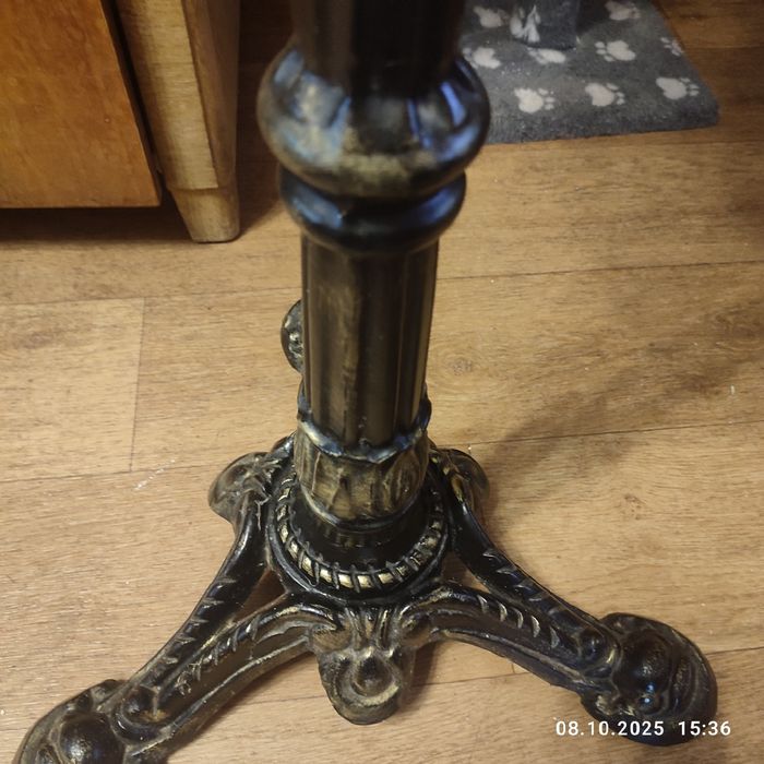 Барный столик на чугунной основе