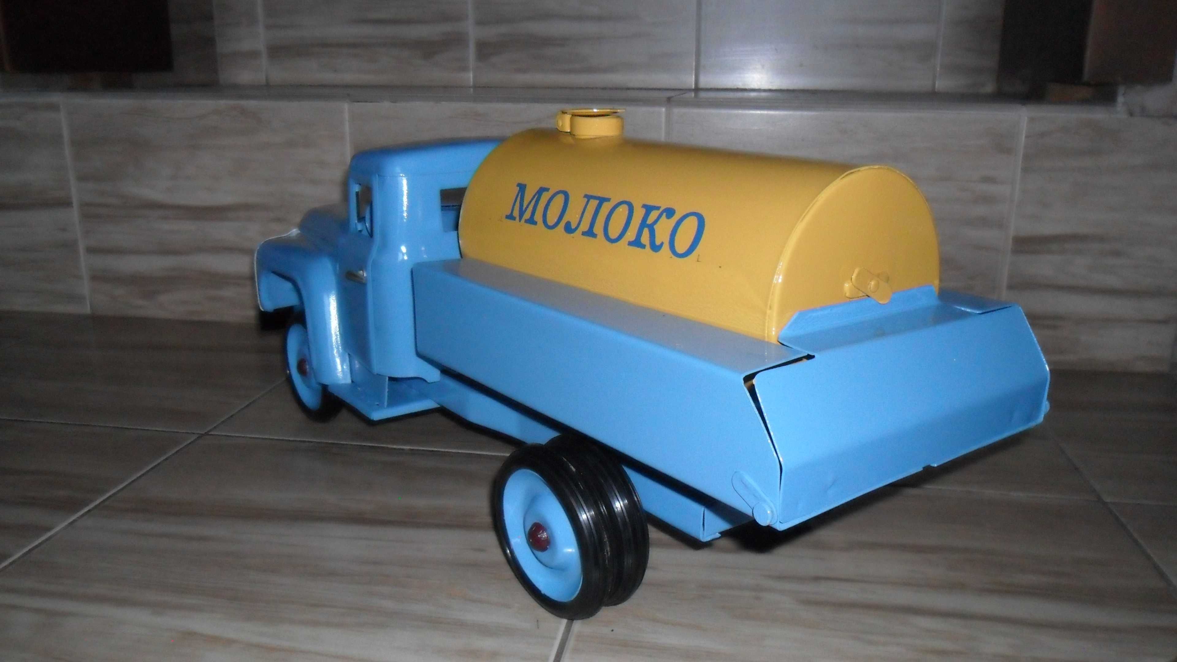 Машинка ЗиЛ-130 молоковоз.