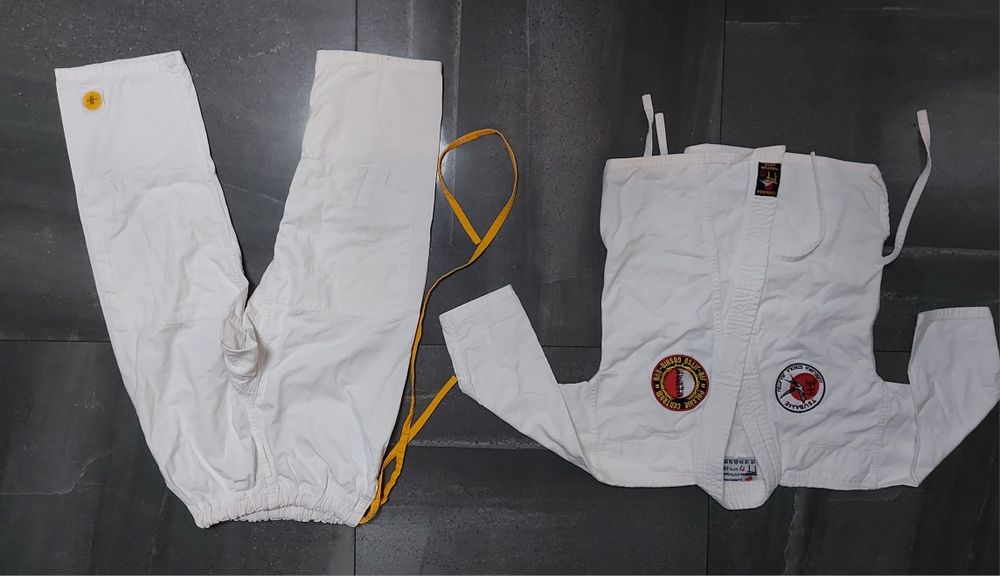 Białe kimono strój do sportów walki 130/140