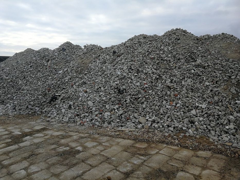 Wykopy stawów.Usługi koparką gąsienicową . Kruszony beton