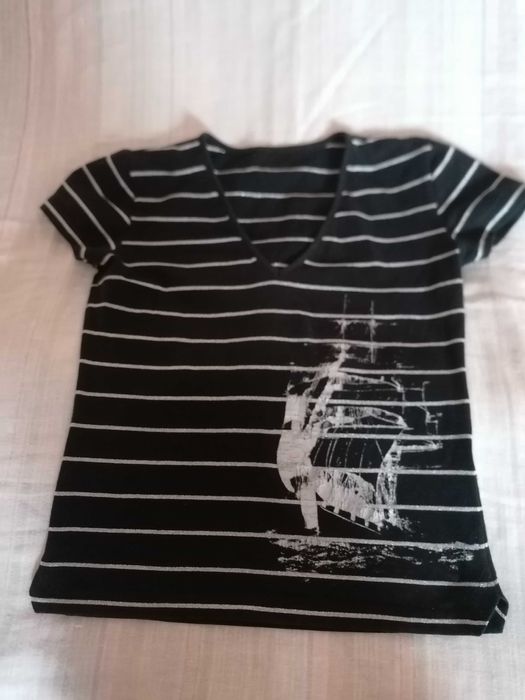 Bluzka,koszulka,t-shirt czarny z srebrnymi paseczkami.