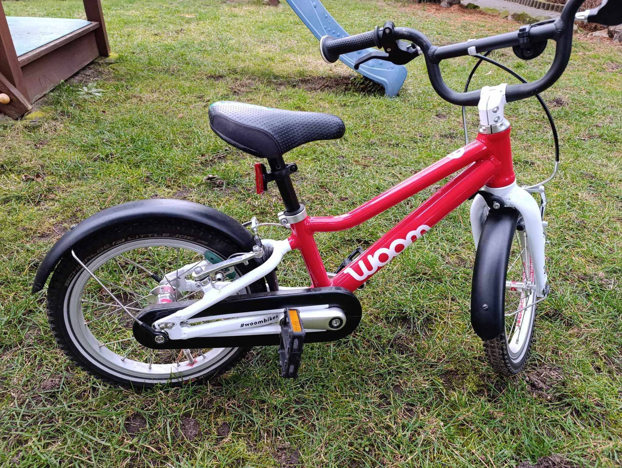 Rower, rowerek WOOM 2 czerwony z błotnikami i stopką