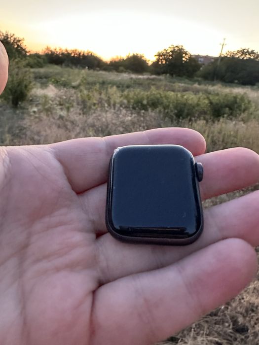 Цифровий годинник епл вотс se