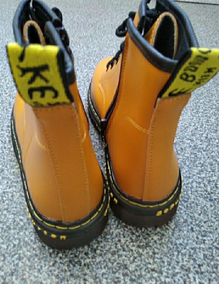 Женские желтые ботинки