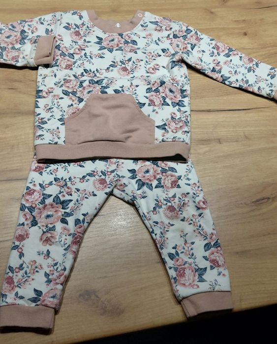 Komplet dresowy dla dziewczynki w kwiaty rozmiar 92