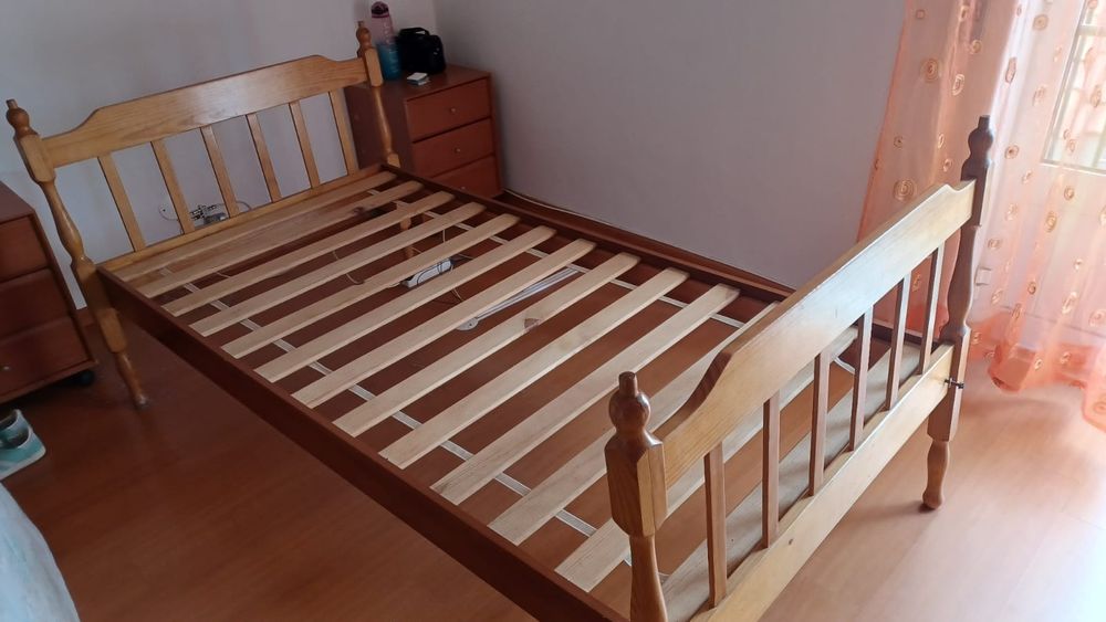 Cama de solteiro em madeira maciça