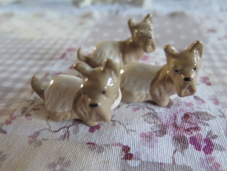 figurka porcelanowa terier szkocki z fabryki Łomonosow TRZY SZTUKI