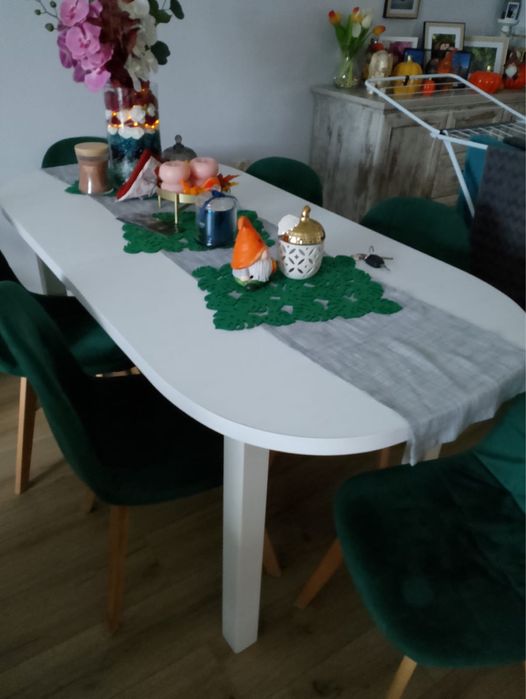 Rozkładany biały stół