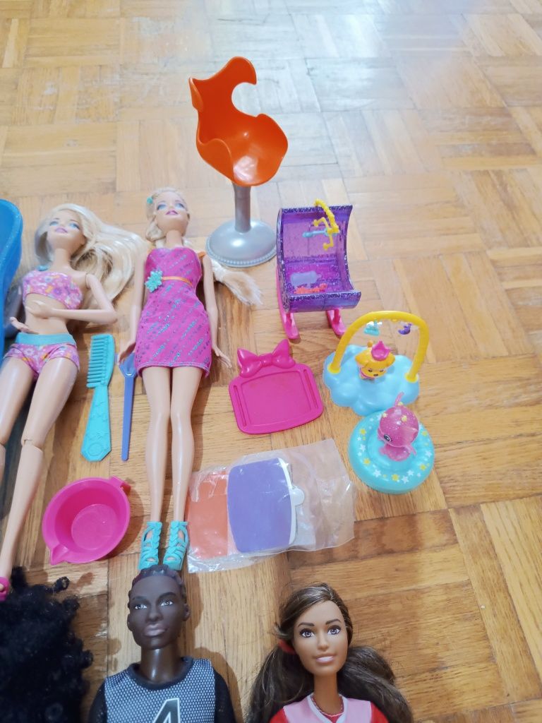 Duży zestaw lalek barbie. Ken.