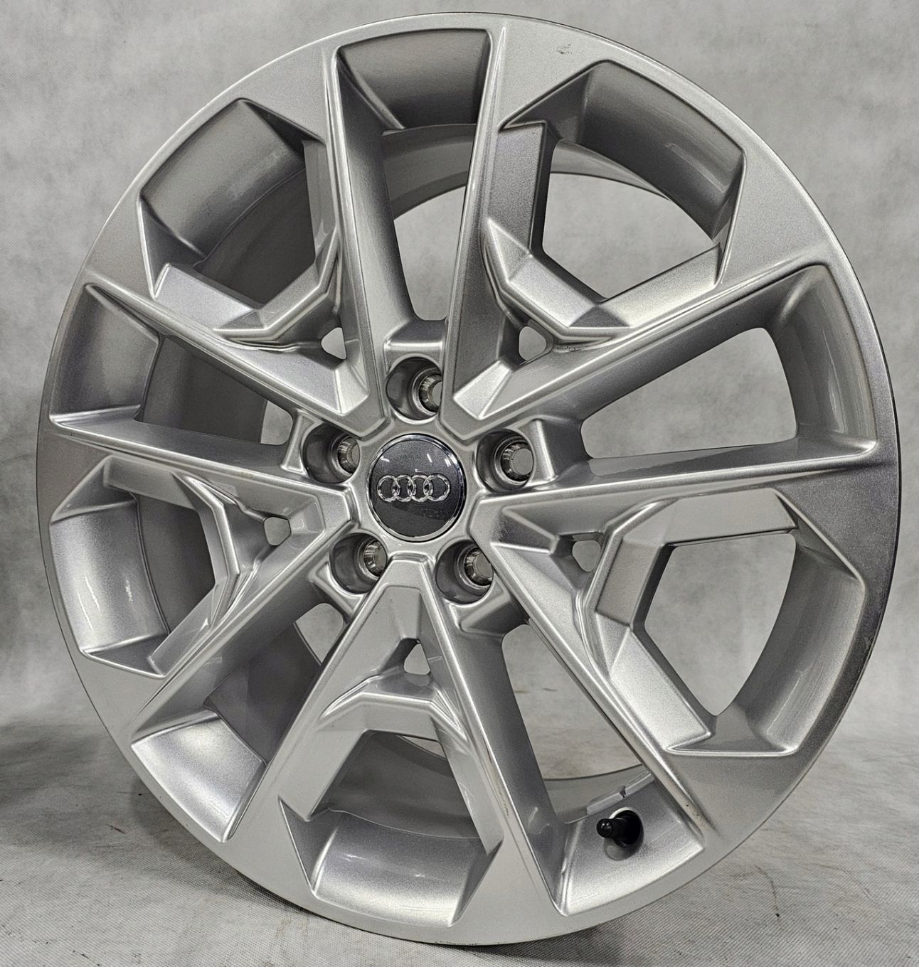 FELGI KOŁA AUDI Q2 81A601025R 8x18 ET45