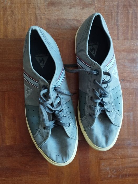 Tênis cinzentos de marca