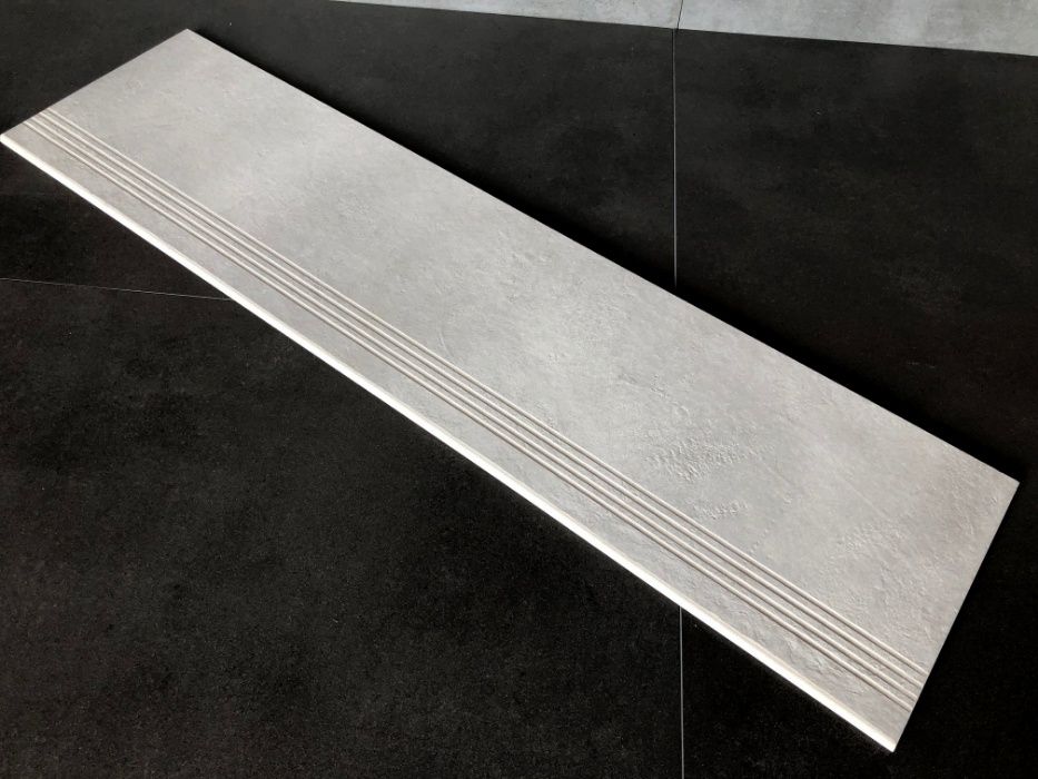 Betonowe schody, szare płytki z ryflem 120x30