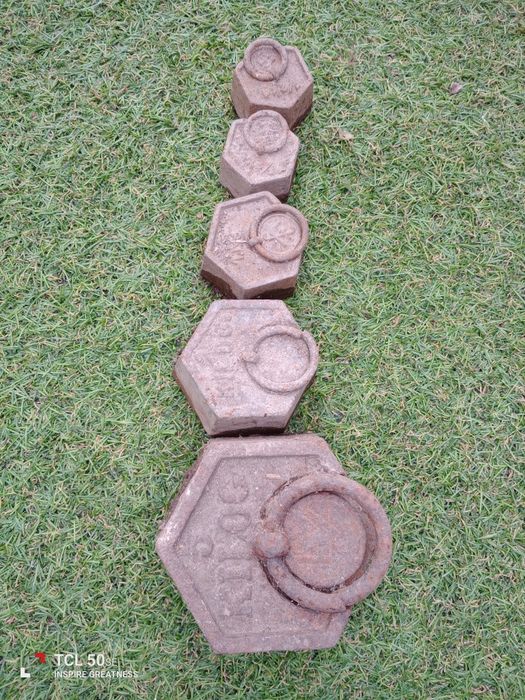 Conjunto de cinco pesos antigos.