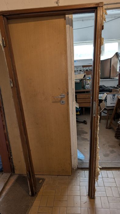 Drzwi drewniane z futryną