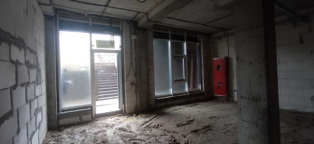 жк Аквамарин .Фасад  площадь  помещения 52 м2. потолки 4 метра. 15 квт