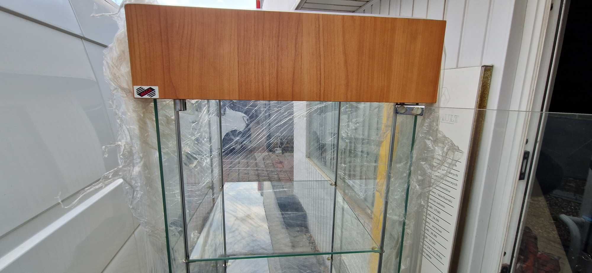 Witryna Gablota szklana z oświetleniem