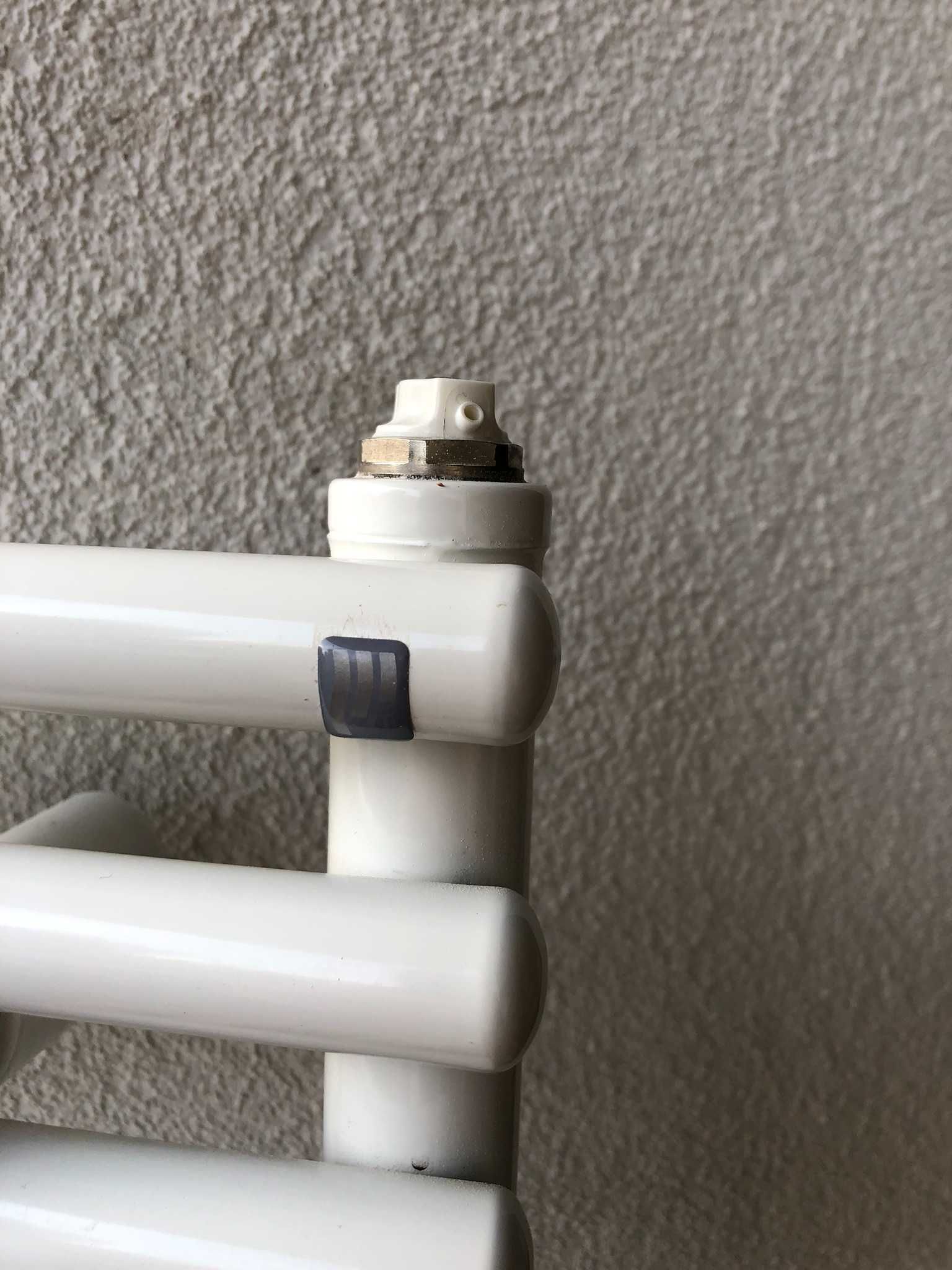 Grzejnik łazienkowy z termostatem. Wymiary: 115cm x 40cm