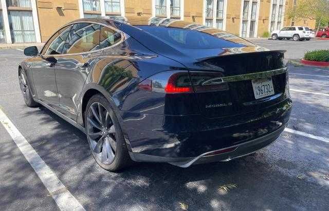 Tesla Model S 2014 року випуску