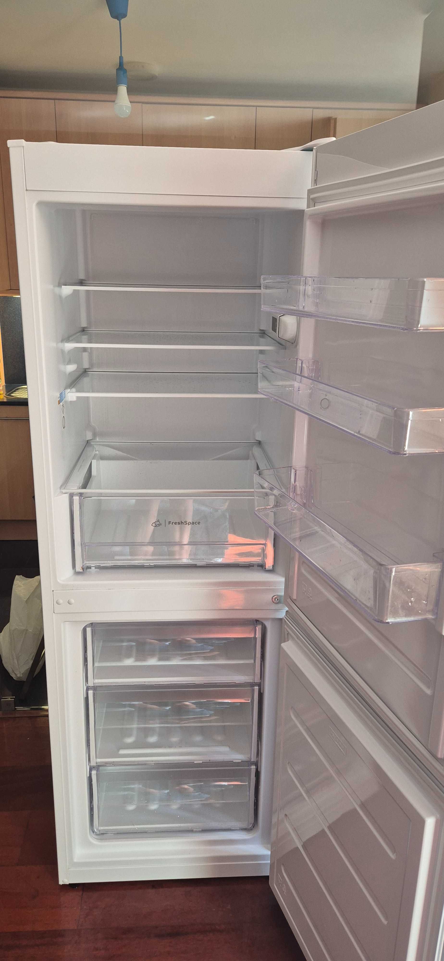 Frigorifico Indesit quase novo