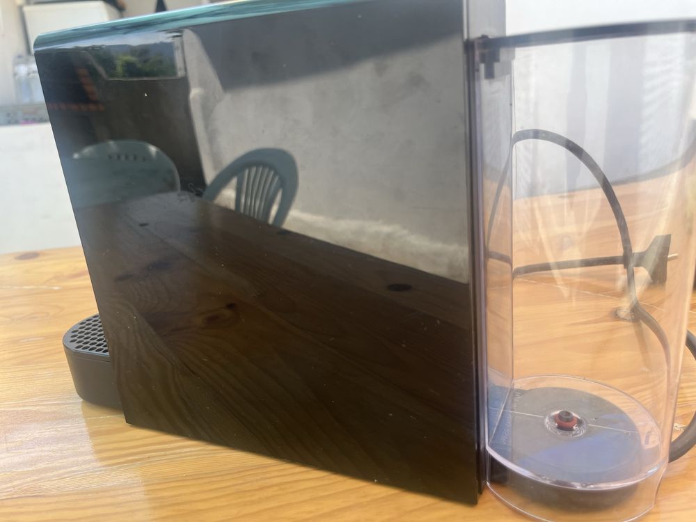 Maquina de café nespresso krups Essenza Mini em bom estado