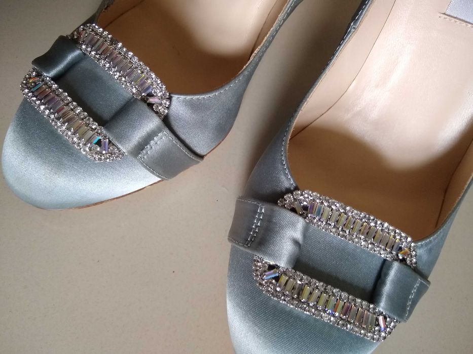 L.K.Bennett czółenka szpilki buty srebrne z satyny z klamrą 37