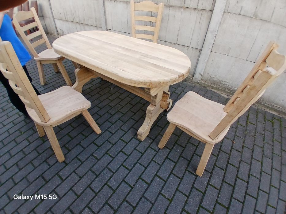 Sprzedam stół dębowy plus 4 krzesła