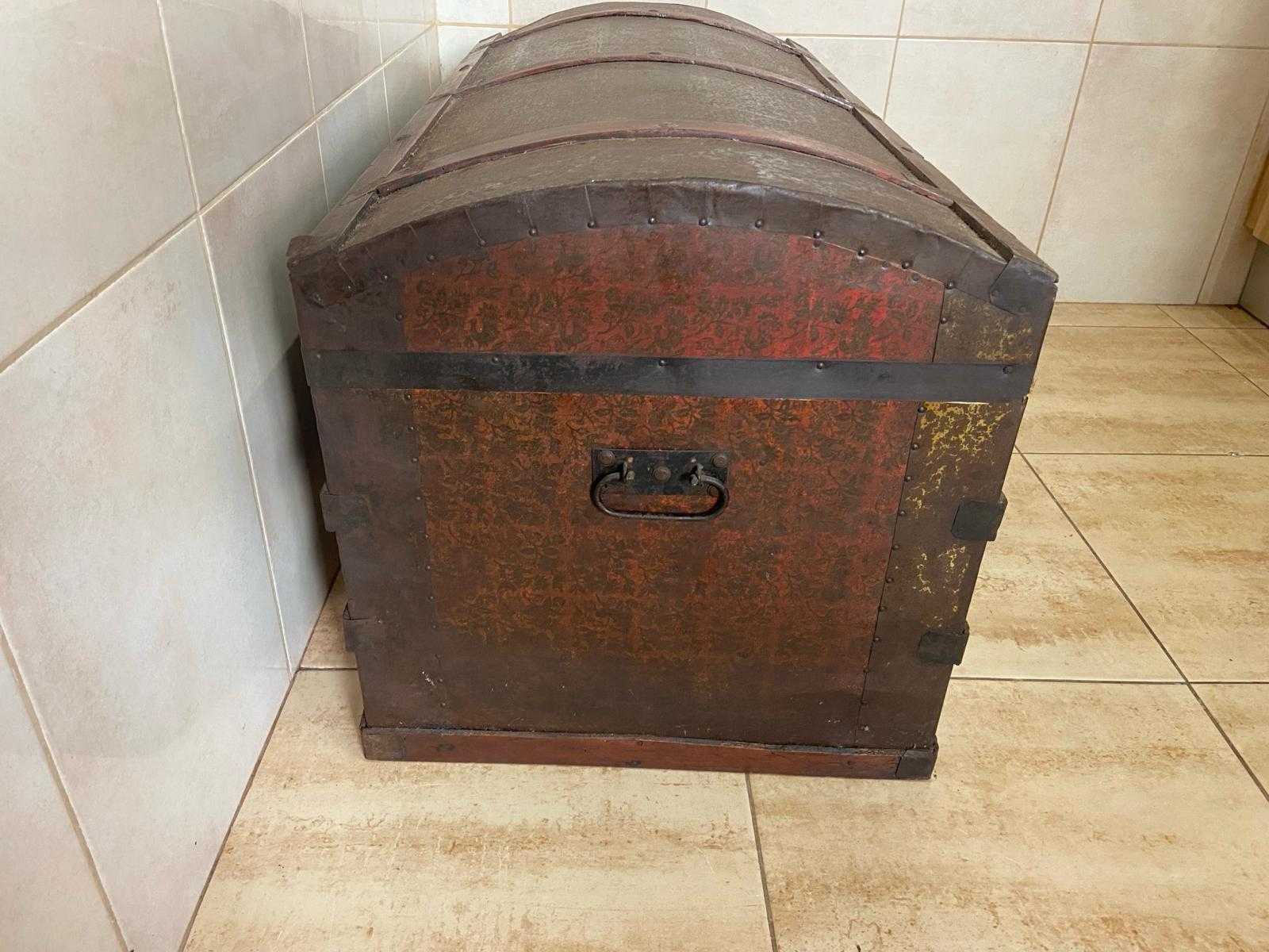 Arca antiga (madeira/metal)