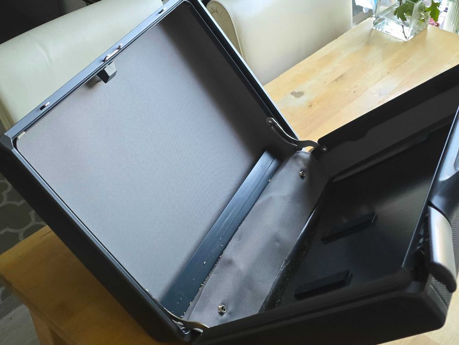 Новий портфель Samsonite з твердим корпусом.