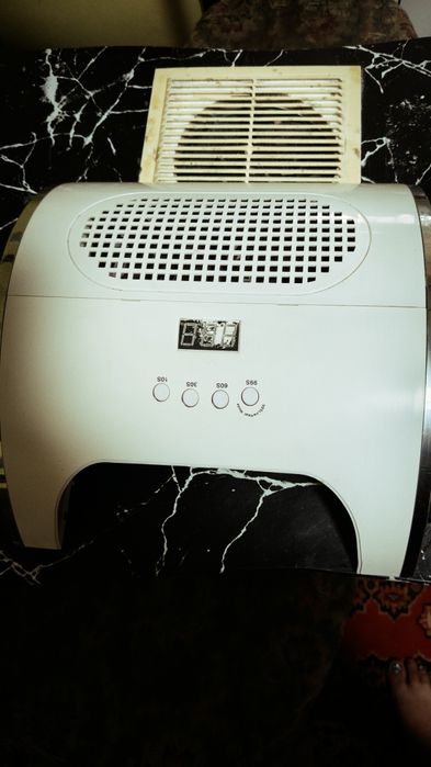 Продам маникюрную лампу+вытяжка 2в1.