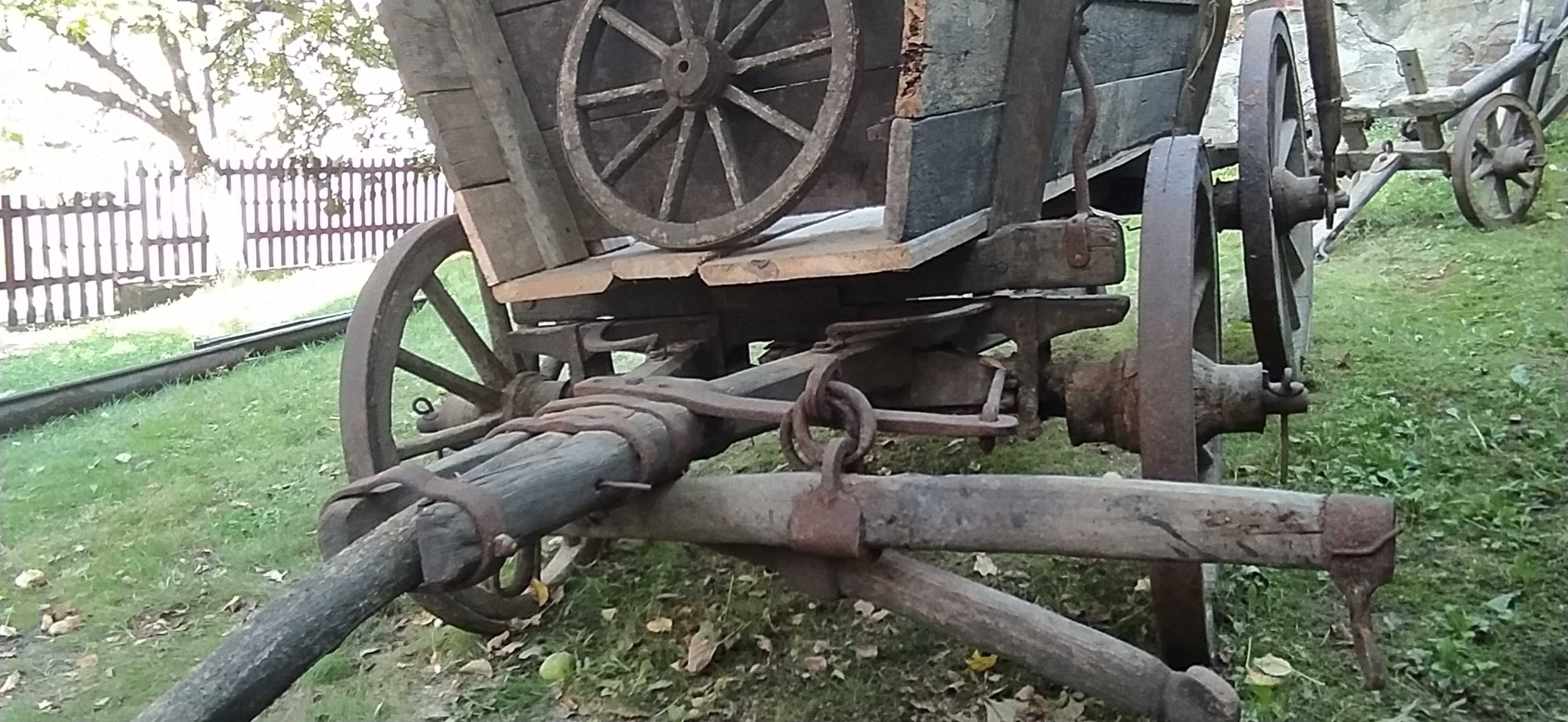 Zabytkowy, stary wóz konny żelaźniak, ozdoba ogrodu