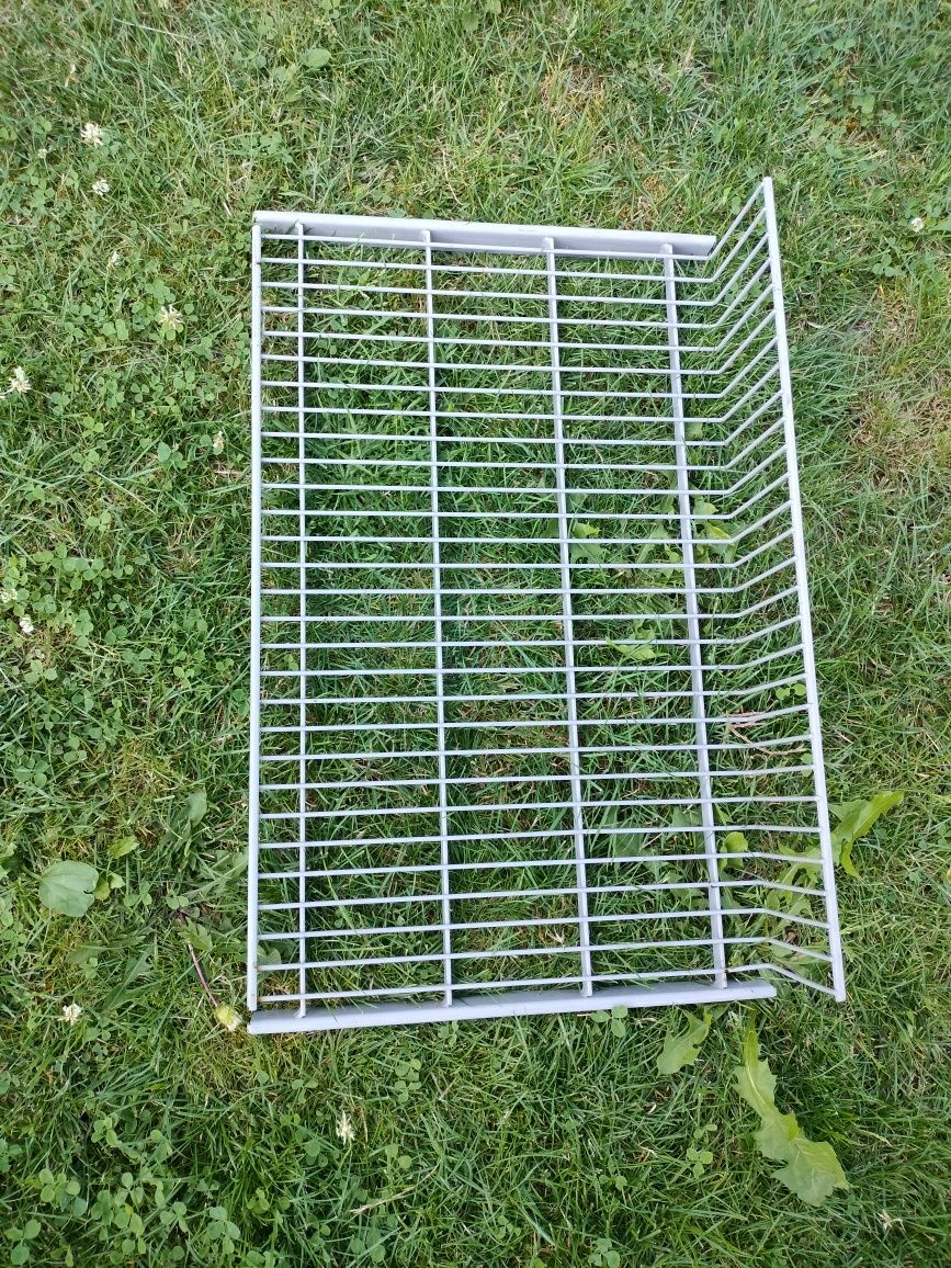 Metalowe półki do regałów modułowych.