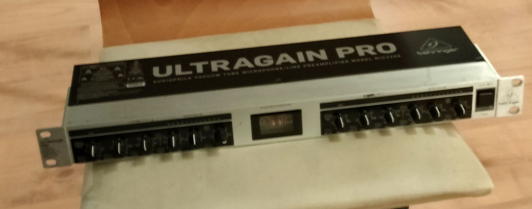 Ultragain Pro MIC 2200 Behringer