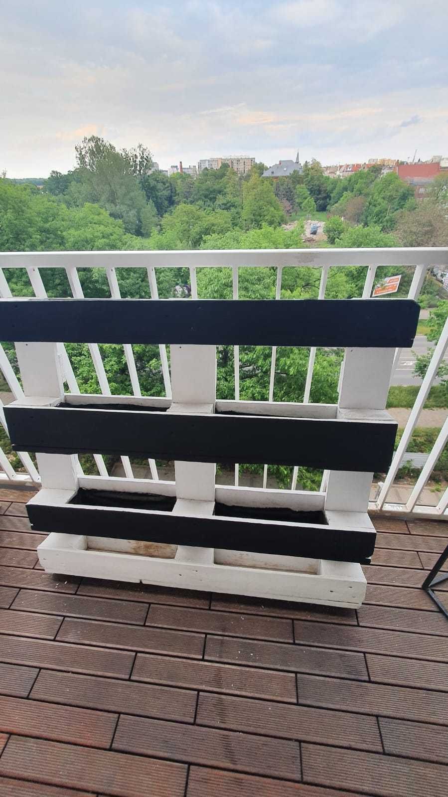 Kwietnik z palety do ogrodu na balkon