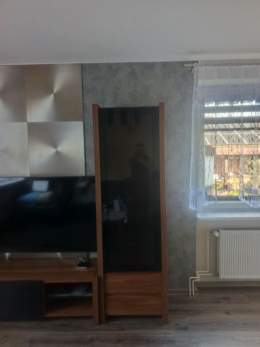 Zestaw mebli VENOM BRW – 2 witryny podświetlane, szafka RTV, komoda –