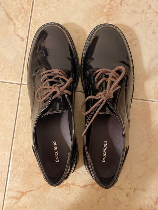 Sapato em verniz castanho