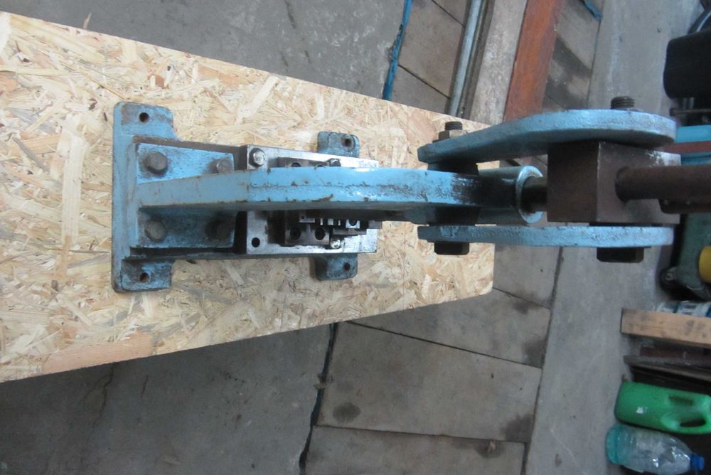 Prasa do wycinania w blachach i plastikach