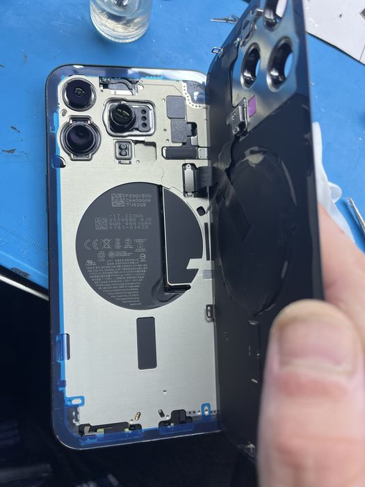 Ремонт мобільних телефонів та обслуговування ноутбуків