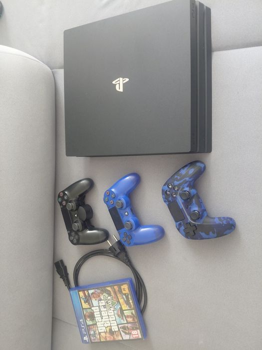 PS4 Pro 512GB + GTA 5 + 3 pady (2 oryginalne + Cobra) - OKAZJA!