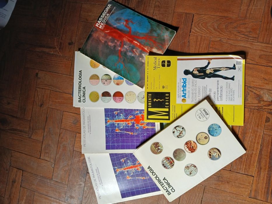 Varios livros sobre medicina antigos