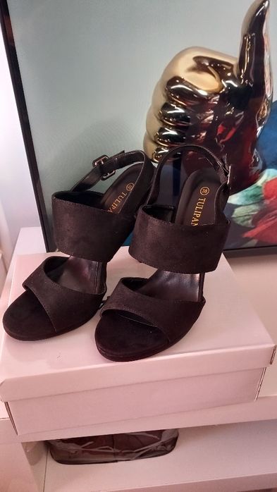 Sandalia alta em bom estado