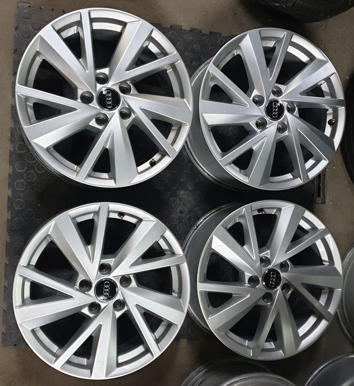 Felgi Aluminiowe 5x112 7Jx17 ET45 Audi A4 A3 A6 Q2 Q3 VW