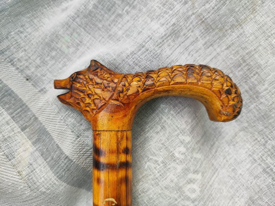 Drewniana, góralska laska z niedźwiedziem.