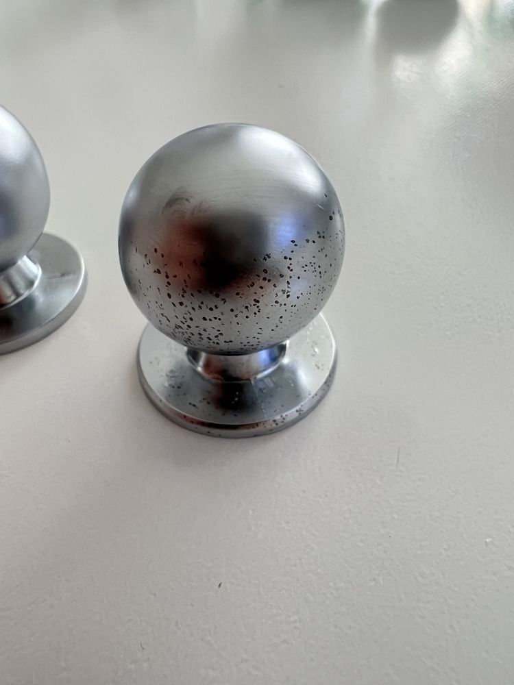 Okrągłe srebrne metalowe uchwyty do mebli 2 cm 11 sztuk