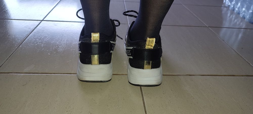 Sapatilhas Guess Pretas 37

Tamanho 37

Bom estado, conforme fotos em