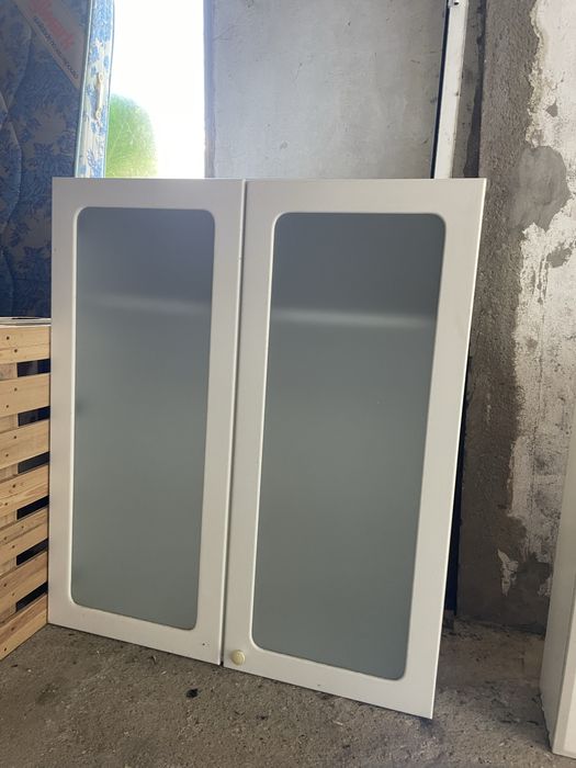Armário de parede branco com portas de vidro