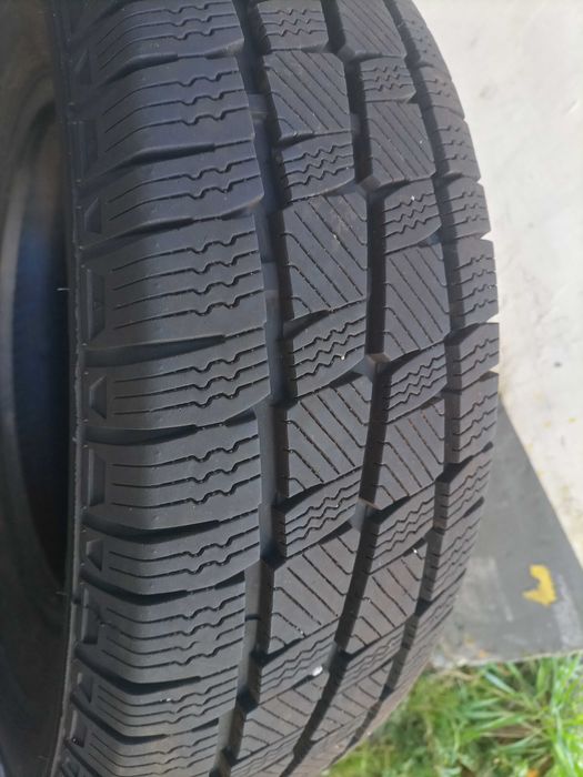 Opony do busa wzmacniane c