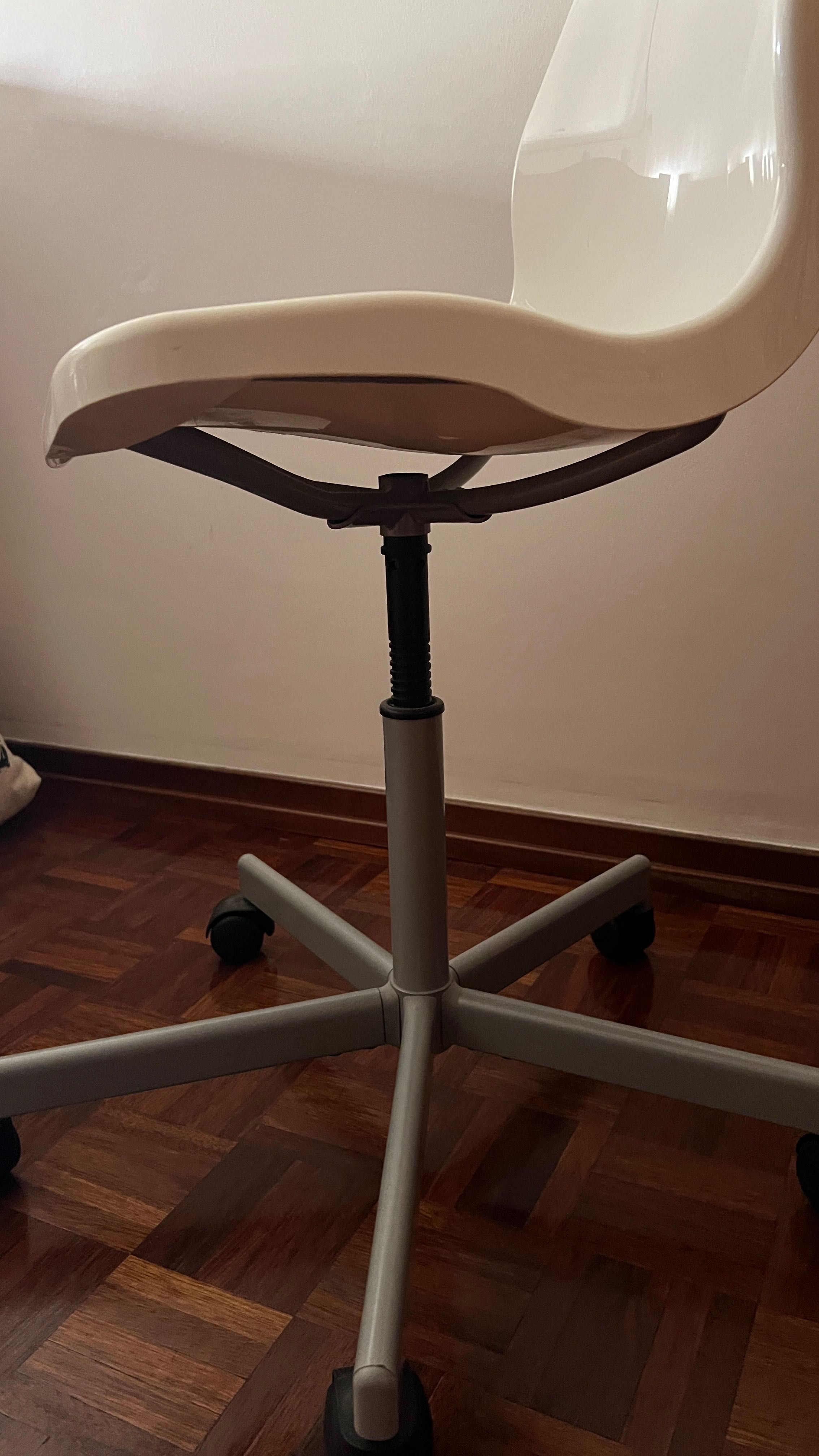 Cadeira branca ikea