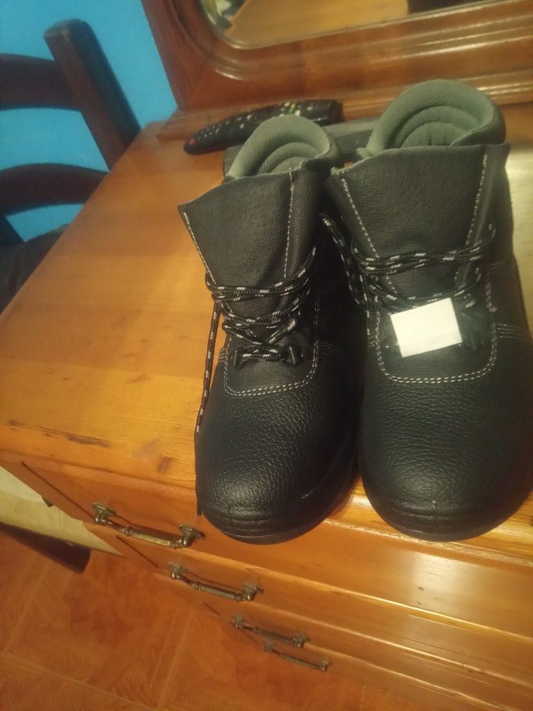 Botas de biqueira de aço n36 ou 37  são novas